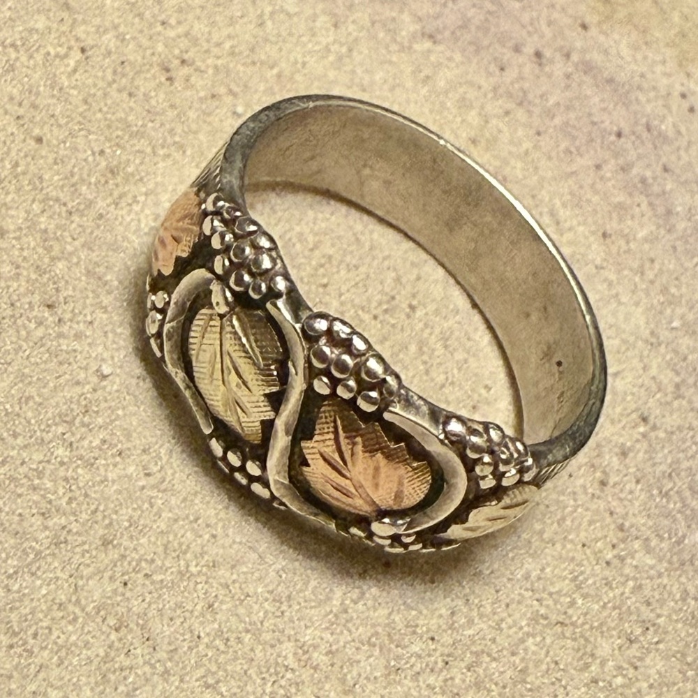 Men’s Black Hills Gold Wedding Band